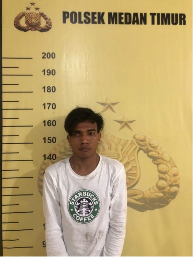 Tersangka Dedi residivis pencuri laptop saat diamankan di Polsek Medan Timur, Selasa (24/5).