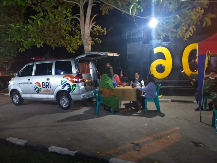 Kodim 0206/ Dairi saat giat vaksinasi di Lapangan Sudirman, Rabu malam (25/5).