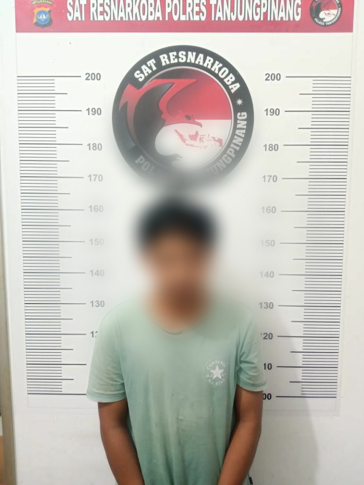 Tersangka ES pemilik 13 paket sabu saat diamankan Polresta Tanjungpinang, Rabu (25/5).