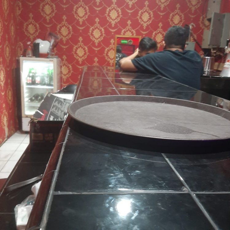 Suasana didalam THM Givenchi, Senin (30/5).