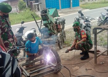 Babinsa Koramil 02/ Bambel jajaran Kodim 0108/ Agara saat bantu warga perbaiko becak rusak, Kamis (26/5).