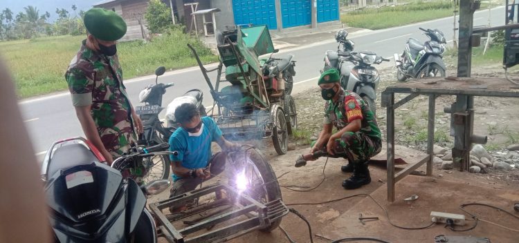 Babinsa Koramil 02/ Bambel jajaran Kodim 0108/ Agara saat bantu warga perbaiko becak rusak, Kamis (26/5).
