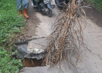 Kondisi bahu jalan penghubung antar Desa yang jebol, Jumat (27/5).