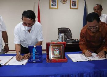 Bupati Toba, Ir. Poltak Sitorus bersama Rektor Univ. Nomennsen Siantar, Prof, Dr, Sanggam Siahaan M.Hum saat tanda tangan MoU, Jumat (27/5).
