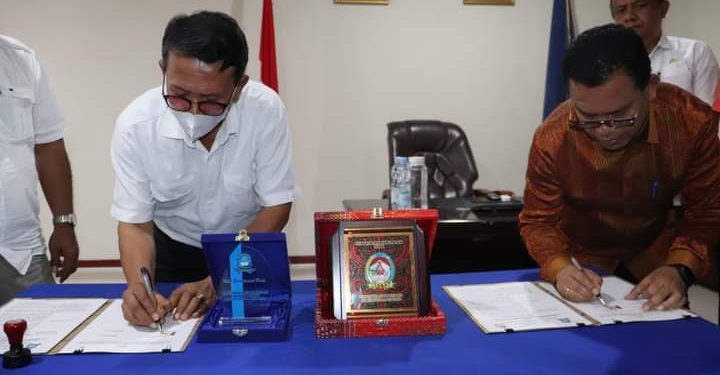 Bupati Toba, Ir. Poltak Sitorus bersama Rektor Univ. Nomennsen Siantar, Prof, Dr, Sanggam Siahaan M.Hum saat tanda tangan MoU, Jumat (27/5).