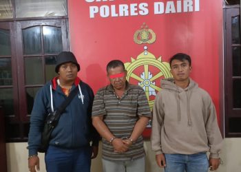 Tersangka, JS saat diamankan di Mapolre Dairi, Minggu (29/5).