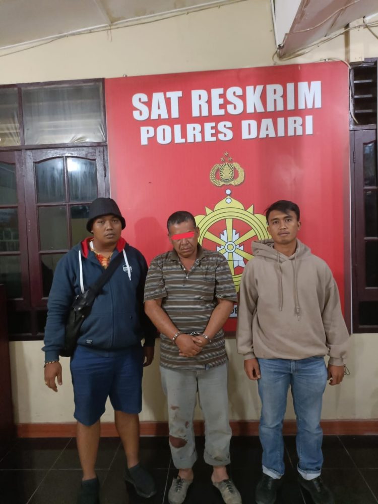 Tersangka, JS saat diamankan di Mapolre Dairi, Minggu (29/5).