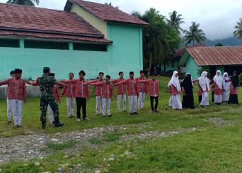 Babinsa Posramil Bukit Tusam saat latih PBB para santri, Minggu (29/5).