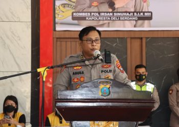 Waka Polresta Deliserdang AKBP Agus Sugiyarso SIK saat cabut undian doir prize gebyar vaksinasi presesi 2022, Sabtu (28/5).