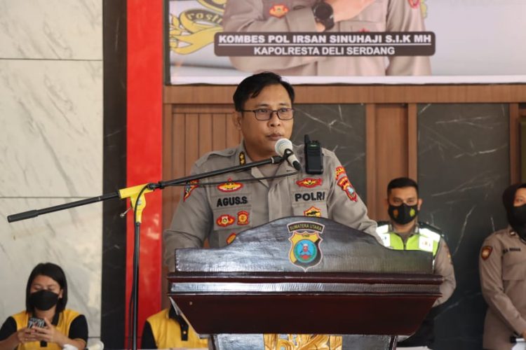 Waka Polresta Deliserdang AKBP Agus Sugiyarso SIK saat cabut undian doir prize gebyar vaksinasi presesi 2022, Sabtu (28/5).