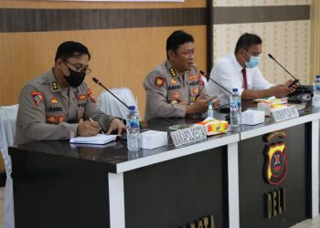 Kabidkum Polda Sumut Kombes Pol Andry Setiawan SIK, MH didampingi Wakapolres Deliserdang saat sosialisasi SOP, Jumat (27/5).