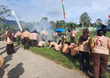 Pramuka Saka Wira Kartika Kodim 0206/ Dairi saat kerja bakti di Desa Karing, Kecamatan Berampu - Dairi, Minggu (29/5).