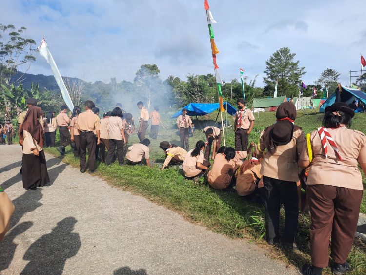 Pramuka Saka Wira Kartika Kodim 0206/ Dairi saat kerja bakti di Desa Karing, Kecamatan Berampu - Dairi, Minggu (29/5).