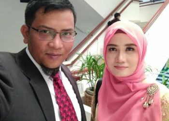 Wakil Bupati Tapesl, Rasyid A Dongoran bersama isteri, Senin (30/5).