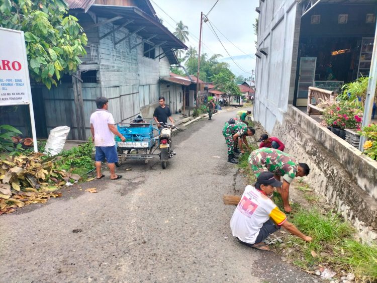 Personil Babinsa Posramil Babul Makmur jajaran Kodim 0108/Agara saat bergotongroyong bersihkan jalan di Desa Lawe Desky, Kecamatan Babul Makmur, Kabupaten Aceh Tenggara, Senin (30/5).