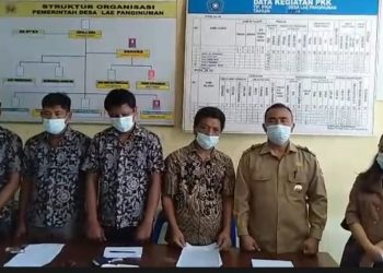 Kepala Desa Lae Panginuman didampingi Ketua BPD dan Perangkat Desa saat mengklarifikasi adanya dugaan kecurangan pendataan BLT DD, Senin (30/5).