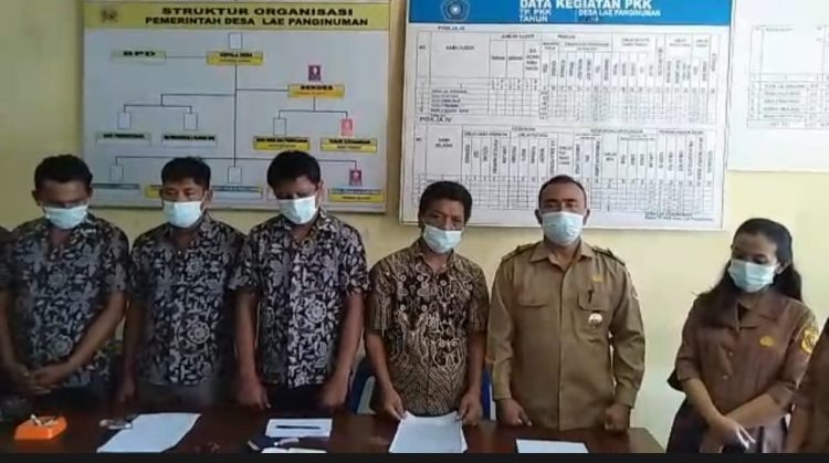 Kepala Desa Lae Panginuman didampingi Ketua BPD dan Perangkat Desa saat mengklarifikasi adanya dugaan kecurangan pendataan BLT DD, Senin (30/5).