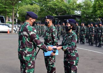 Danpushidrosal, Laksamana Madya TNI Nurhidayat saat memberikan penghargaan kepada personel Pushidrosal yang berprestasi, Senin (30/5).
