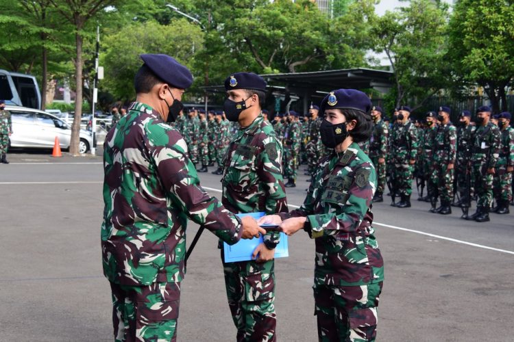 Danpushidrosal, Laksamana Madya TNI Nurhidayat saat memberikan penghargaan kepada personel Pushidrosal yang berprestasi, Senin (30/5).