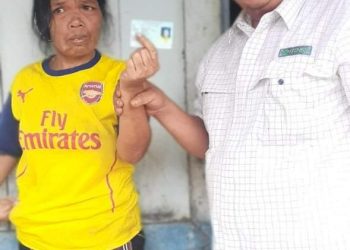 Kepala Desa (Kades) Sumbul Tengah, Sahma Damasi Pasaribu saat membagikan e- KTP kepada warga berkebutuhan khusus, Jumat (24/5).