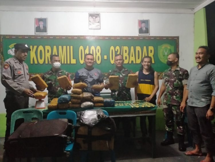 Barang bukti daun ganja kering seberat 25Kg saat diamankan di Koramil 03/ Bandar, Selasa (31/5).