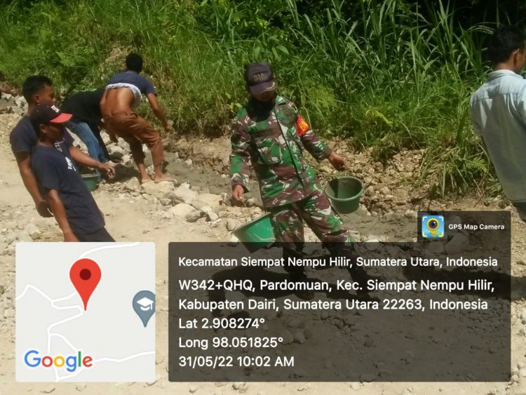 Babinsa Koramil 03/ Parongil jajaran Kodim 0206/ Dairi, Sertu Supriadi bersama warga masyarakat saat melaksanakan kegiatan kerja bakti gotongroyong perbaiki jalan, Selasa (31/5).