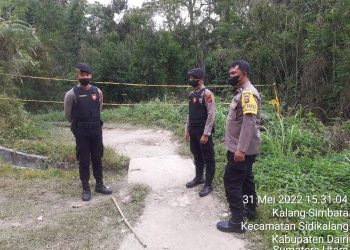 Personil Polisi saat amankan lokasi penemuan benda berupa bom, Selasa (31/5).