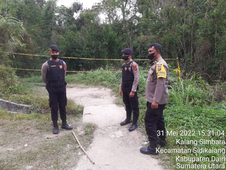 Personil Polisi saat amankan lokasi penemuan benda berupa bom, Selasa (31/5).