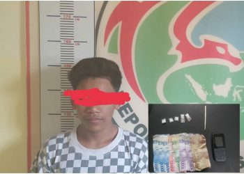 Tersangka TT bersama barang bukti sabu saat diamankan di Mapolsek Tigalingga, Senin (30/5).