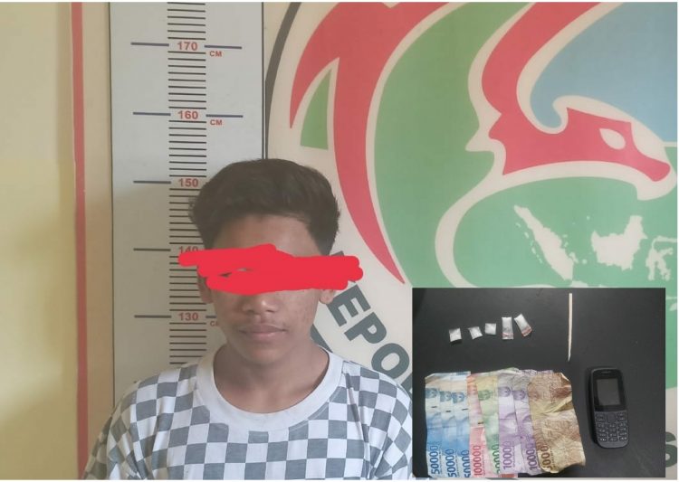 Tersangka TT bersama barang bukti sabu saat diamankan di Mapolsek Tigalingga, Senin (30/5).