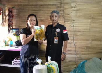 Kadiv Humas DPP ARM, H. Jaeni saat menyerahkan bantuan sembako, Rabu (1/6).