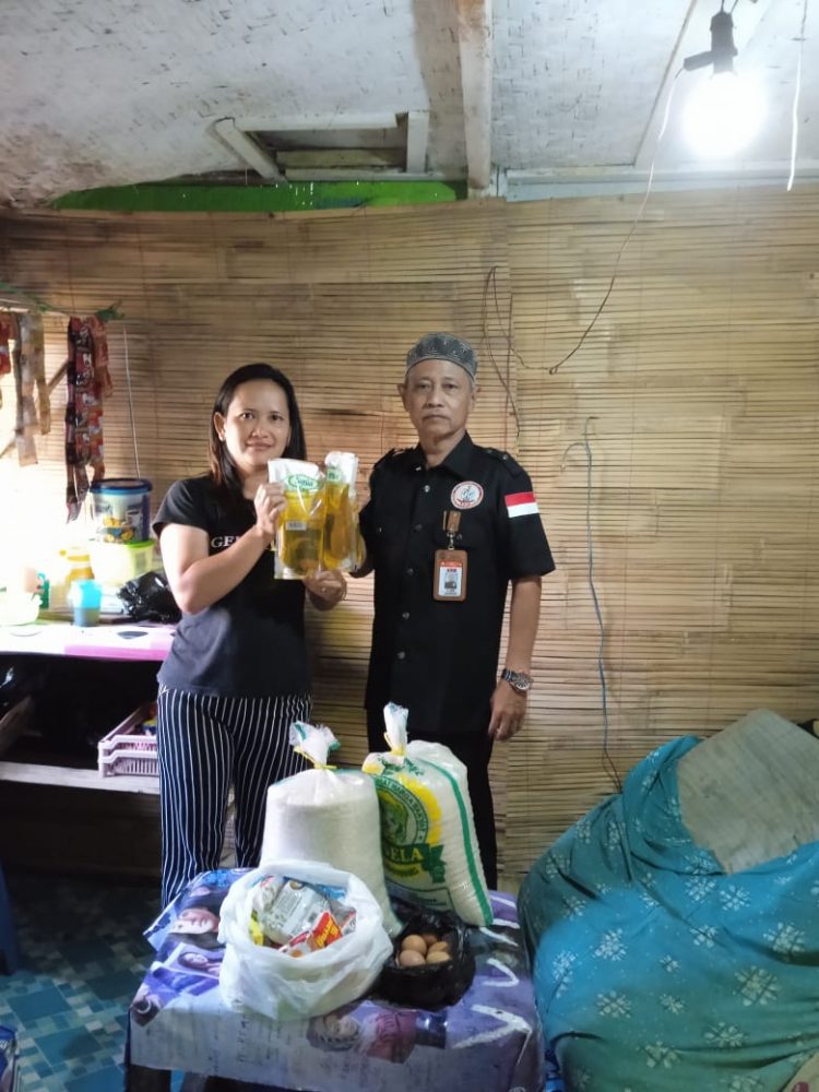 Kadiv Humas DPP ARM, H. Jaeni saat menyerahkan bantuan sembako, Rabu (1/6).