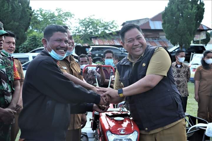 Bupati Dairi, Eddy Berutu didampingi Kadis Pertanian Dairi dan Camat Siempat Nempuh saat serahkan bantuan alat pertanian, Selasa (31/5).