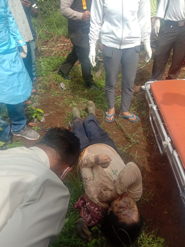 Jenajah Pita Girsang saat dievakuasi Polres di Perladangan, Rabu(1/6)