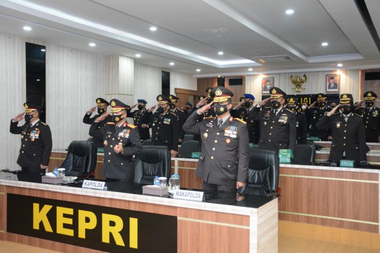 Kapolda Kepri, Irjen. Pol. Dr. Aris Budiman M.Si didampingi Wakapolda serta PJU saat mengikuti upacara peringatan hari lahirnya Pancasila secara virtual, Rabu (1/6).