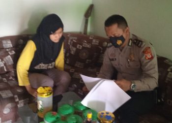 Bhabinkamtibmas Desa Cilangkap Polsek Manonjaya, AIPDA Dian Permana SH saat sambang rumah calon siswa Polwan di Dusun Desa Desa Cilangkap, Kecamatan Maonjaya - Tasikmalaya, Rabu (1/6).
