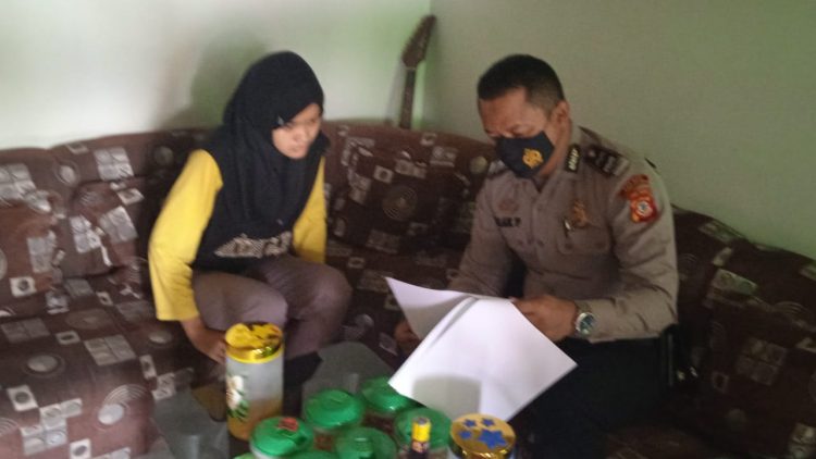 Bhabinkamtibmas Desa Cilangkap Polsek Manonjaya, AIPDA Dian Permana SH saat sambang rumah calon siswa Polwan di Dusun Desa Desa Cilangkap, Kecamatan Maonjaya - Tasikmalaya, Rabu (1/6).