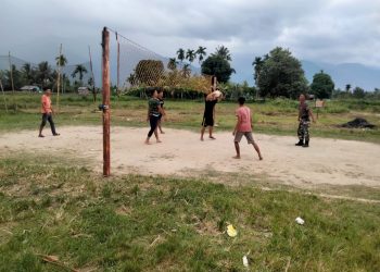 Babainsa Lawe Bulan, Sertu Muslim saat mengajak warga binaan berolahraga, Kamis (2/6).