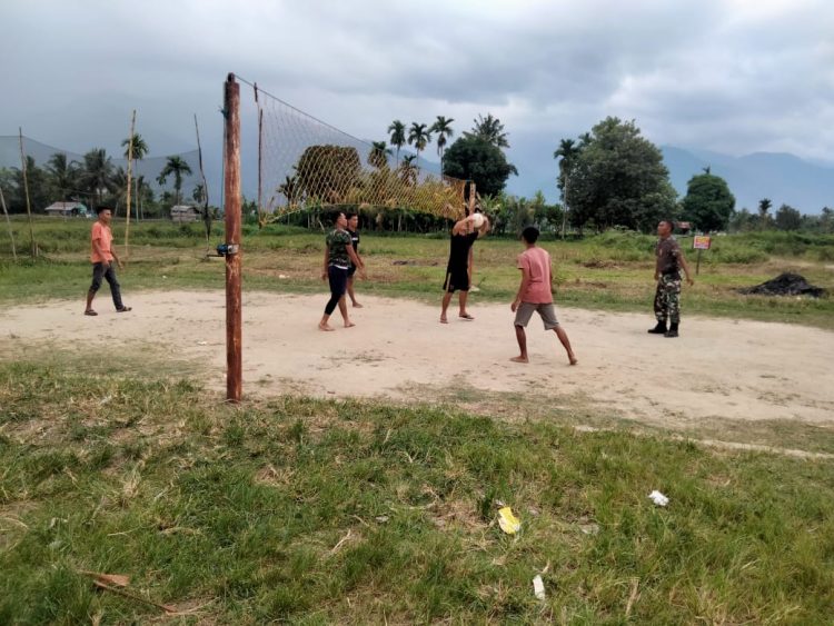 Babainsa Lawe Bulan, Sertu Muslim saat mengajak warga binaan berolahraga, Kamis (2/6).