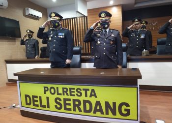 Wakapolresta, AKBP Agus Sugiyarso bersama PJU Polres Deliserdang serta Kapolsek jajaranya saat mengikuti upacara peringatan hari lahirnya Pancasila, Rabu (1/6).