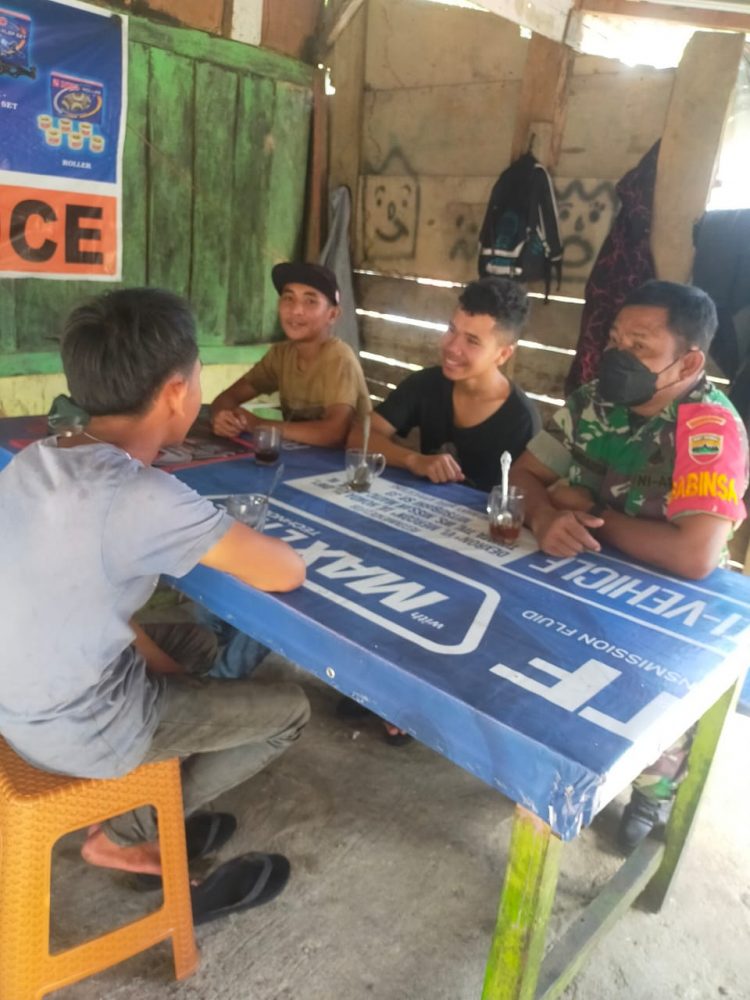 Babinsa 02/ Sidikalang, Serda W Ambarita saat giat komsos bersam warga , Kamis (2/6).