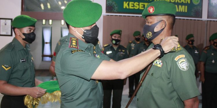 Komandan Kodim 0108/ Agara, Letkol. Inf. Robbi Firdaus SE, M.Si saat pimpin kenaikan pangkat prajurit menjelang MPP, Jumat (3/6).