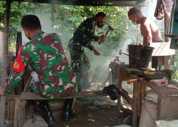 Babinsa Koramil 02/ Bambel saat komsos ke tukang besi warga binaan, Jumat (3/6).