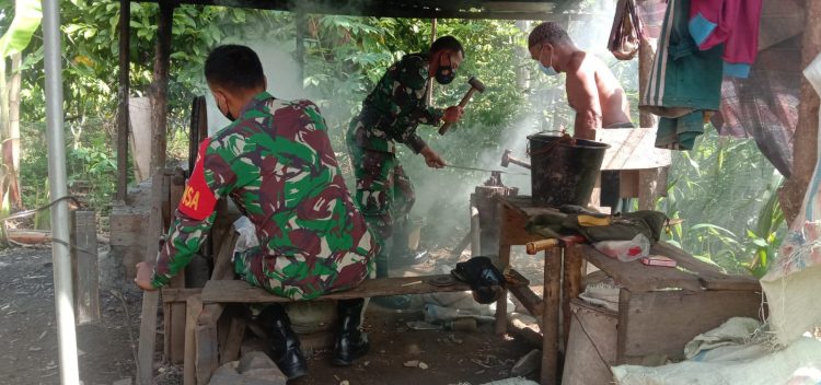Babinsa Koramil 02/ Bambel saat komsos ke tukang besi warga binaan, Jumat (3/6).