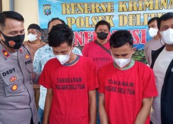 Kedua tersangka pelaku curanmor saat diamankan di Polsek Deli Tua, Jumat (3/6).