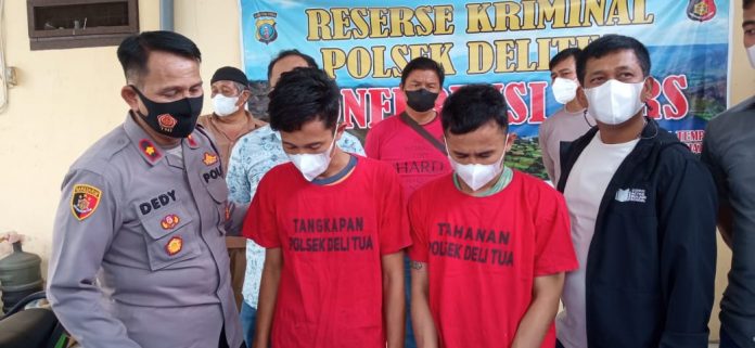Kedua tersangka pelaku curanmor saat diamankan di Polsek Deli Tua, Jumat (3/6).
