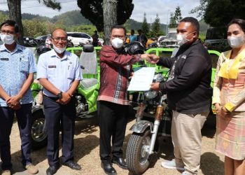 Bupati Toba, Ir. Poltak Sitorus saat menyerahkan 20 betor pengangkut sampah, Jumat (3/6).