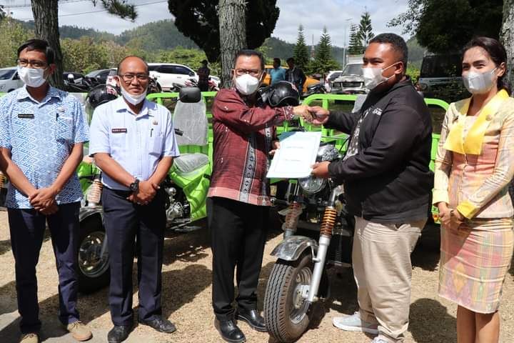 Bupati Toba, Ir. Poltak Sitorus saat menyerahkan 20 betor pengangkut sampah, Jumat (3/6).