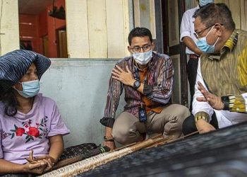 Menteri Pariwisata dan Ekonomi Kreatif, Sandiago Uno bersam Bupati Dairi, Eddy Berut saat berdialog bersama warga, Kamis (2/6).