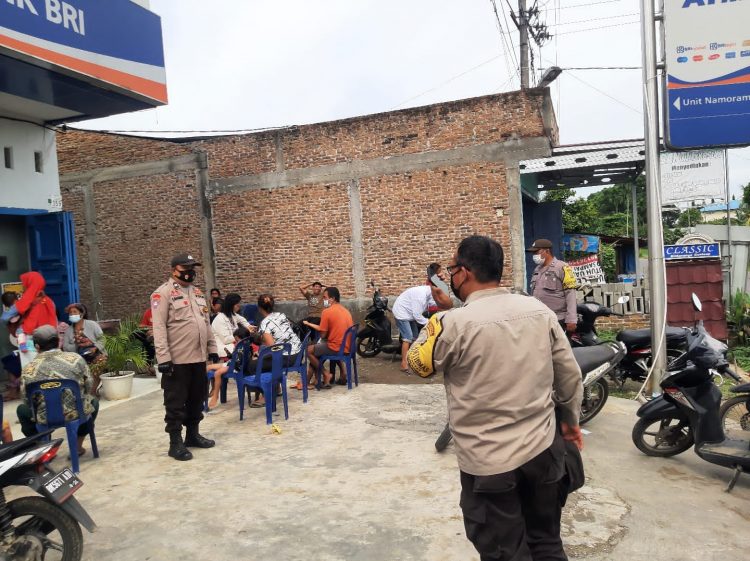 Personil Polsek Namorambe saat patroli kamtibmas, Jumat (3/6).